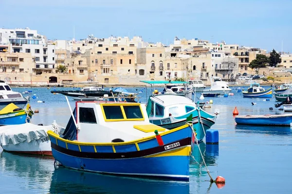 Barcos de pesca tradicionais malteses no porto, Birzebbuga, Malta . — Fotografia de Stock