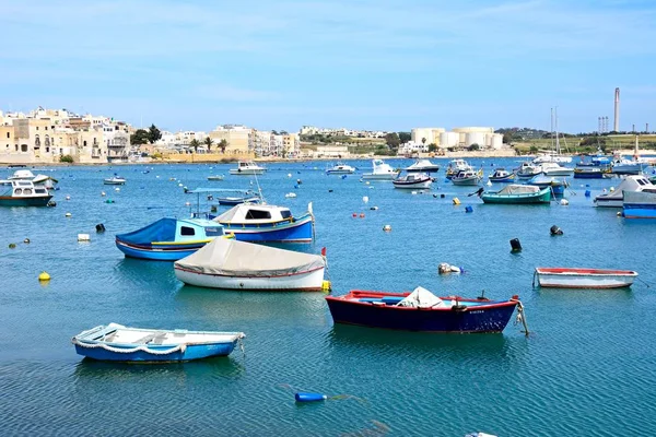 Традиционные мальтийские рыбацкие лодки в гавани, Бирзеббуга, Мальта . — стоковое фото
