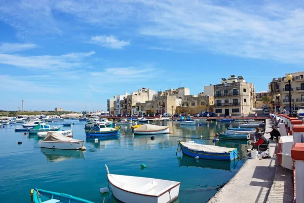 Traditionella maltesiska fiskebåtar i hamnen, Birzebbuga, Malta. — Stockfoto