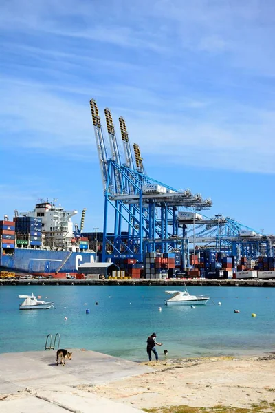Buque de contenedores Callisto atracado en el puerto, Birzebbuga, Malta . — Foto de Stock