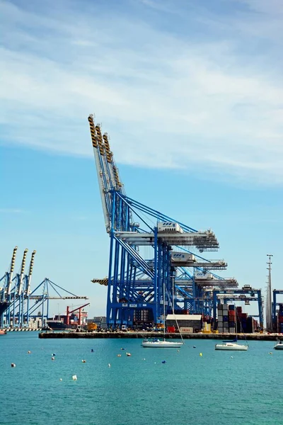Grúas de contenedores en el puerto, Birzebbuga, Malta . — Foto de Stock
