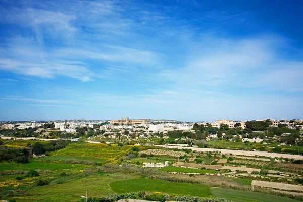 Verhoogde uitzicht op de stad en het omliggende platteland tijdens de lente, de Mtarfa (Malta). — Stockfoto