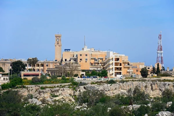 Uitzicht op de stad tijdens de lente, de Mtarfa (Malta). — Stockfoto