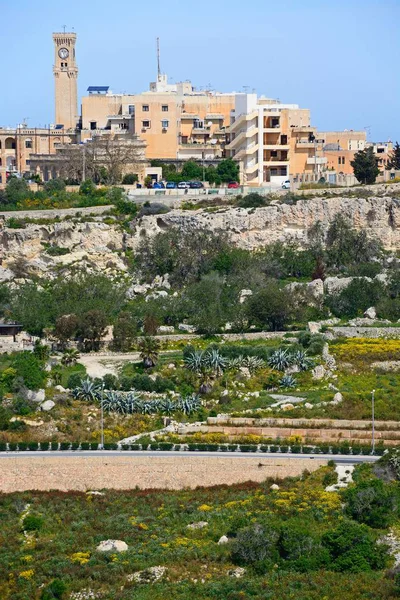 Uitzicht op de stad en het omliggende platteland tijdens de lente, de Mtarfa (Malta). — Stockfoto