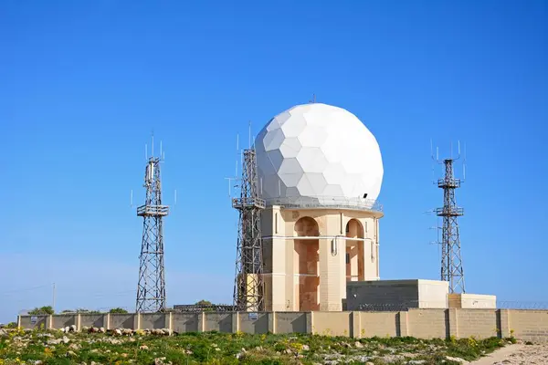 Vista da estação de radar Dingli Aviation com ovelhas e cabras em primeiro plano, Dingli, Malta . — Fotografia de Stock
