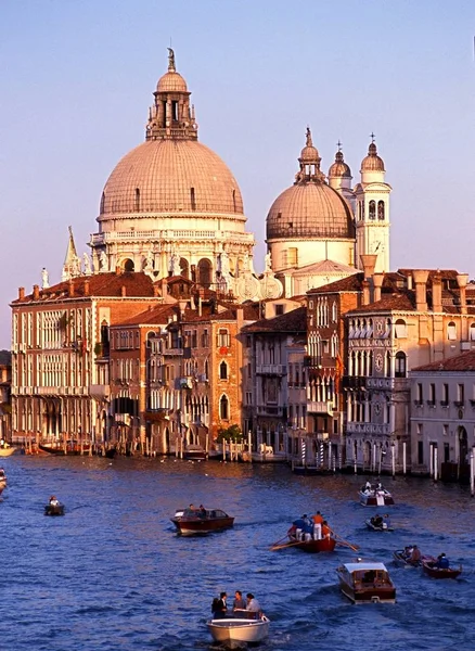 Вид на Большой канал с церковью Санта-Мария-делла-Салют сзади во время ежегодной гондольной регаты в Венеции, Италия . — стоковое фото