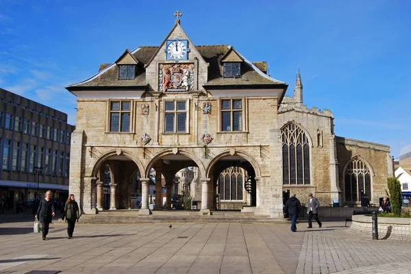 El Guildhall en la Plaza de la Catedral con la Iglesia de San Juan a la retaguardia, Plaza de la Catedral, Peterborough . — Foto de Stock