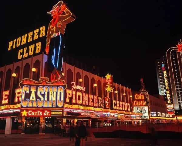 Pioneer Club casino i det centrala distriktet på natten, Las Vegas, Usa. — Stockfoto