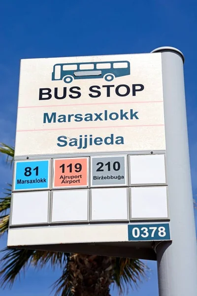 Bushalte teken tonen bestemmingen en bus nummers, Marsaxlokk, Malta. — Stockfoto