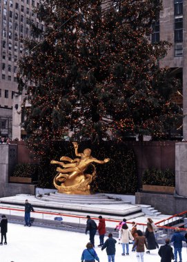 Buz pateni pisti ve Noel, New York, ABD Rockefeller Plaza'da Prometheus heykeli.