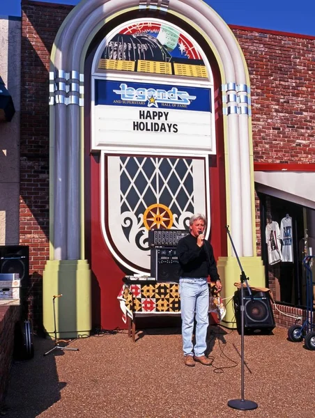 Hombre cantando fuera de un gran edificio en forma de Juke Box a lo largo de Music Row, Nashville, EE.UU. . — Foto de Stock