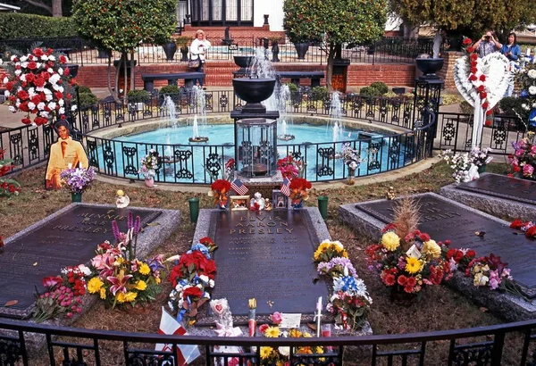 Graceland, ev Elvis Presley, Memphis, ABD anma Garden'da mezarda Elvis Presley.