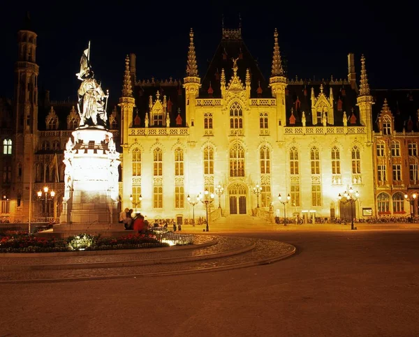 Vládní palác v nabídce trhu rozzářily v noci, Bruggy, Belgie. — Stock fotografie