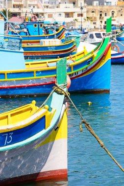 Geleneksel Malta Dghajsa balıkçı tekneleri ve liman, Marsaxlokk, Malta.