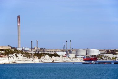 Delimara güç istasyonu Marsaxlokk, Malta kıyı şeridi boyunca.