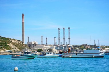 Tekneler ve gemiler ve liman ile Delimara güç istasyonu arkaya, Marsaxlokk, Malta.
