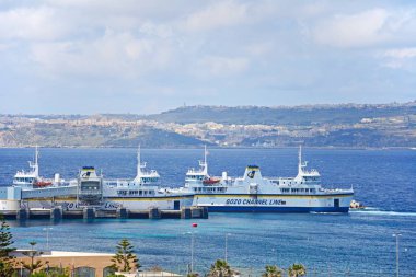 Gozo feribot feribot terminaline Gozo, cennet koyu, Malta doğru manzaralı içinde.