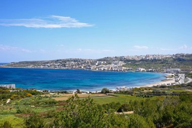 Plaj, şehir ve sahil şeridi, Mellieha, Malta yükseltilmiş görünümünü.