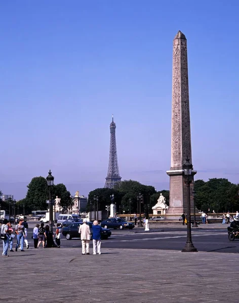 El Obelisco de Luxor en la Plaza de la Concordia con la torre Eiffel en la parte trasera, París, Francia . — Foto de Stock