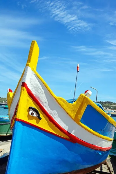 Vista frontal de un barco de pesca tradicional maltés Dghajsa, Marsaxlokk, Malta . — Foto de Stock