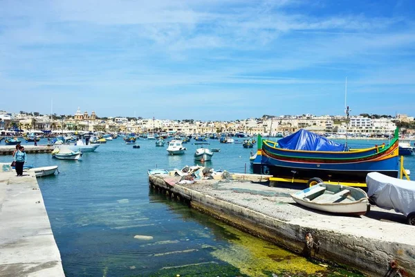 Barcos de pesca tradicionais malteses Dghajsa no porto com beira-mar, Marsaxlokk, Malta . — Fotografia de Stock