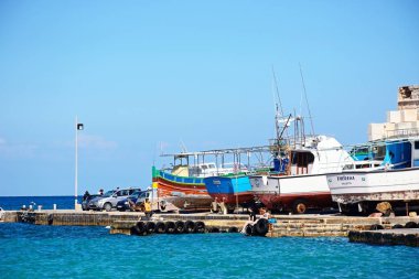 Kuru dok ve liman, Mellieha, Malta tekneler.