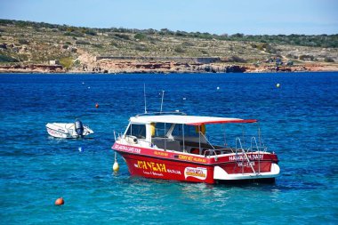 Bay, Mellieha, Malta küçük tur tekne palamarla.