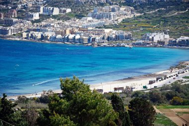 Plaj, şehir ve sahil şeridi, Mellieha, Malta yükseltilmiş görünümünü.