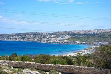 Plaj, şehir ve sahil şeridi, Mellieha, Malta yükseltilmiş görünümünü.