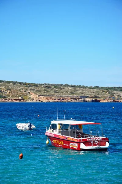 Bay, Mellieha, Malta küçük tur tekne palamarla.