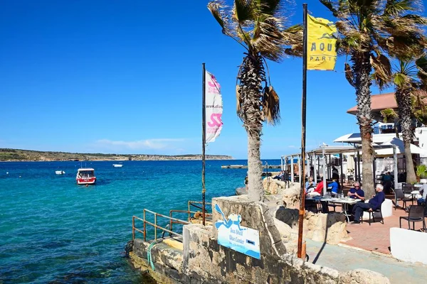 Turystów relaks w kawiarni bruk z widokiem na zatokę Mellieha, Malta. — Zdjęcie stockowe