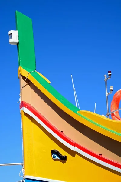 Die Vorderseite eines traditionellen maltesischen dghajsa Fischerbootes, mellieha, malta. — Stockfoto