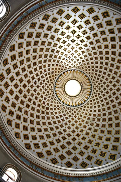 The patterned domed ceiling inside the Rotunda of Mosta, Mosta, Malta. — Stock Photo, Image