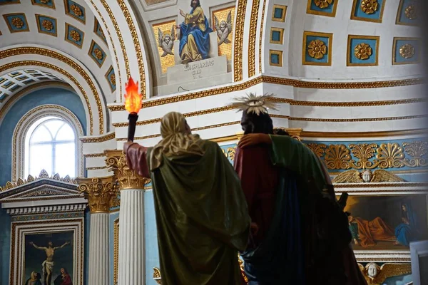 Estátuas religiosas na capela com nichos nas traseiras dentro da Rotunda de Mosta, Mosta, Malta . — Fotografia de Stock