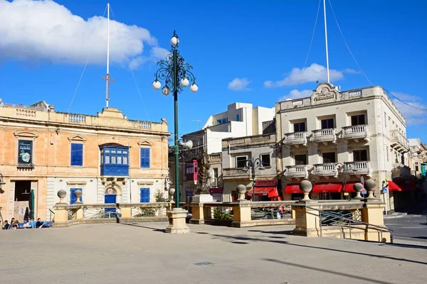 Edificios tradicionales malteses alrededor de la Plaza de la Rotonda junto a la cúpula de Mosta en el centro de la ciudad, Mosta, Malta . —  Fotos de Stock