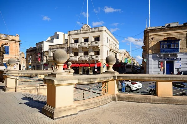 Pasos que conducen a la cúpula de Mosta con edificios alrededor de la Plaza de la Rotonda en el centro de la ciudad, Mosta, Malta . —  Fotos de Stock