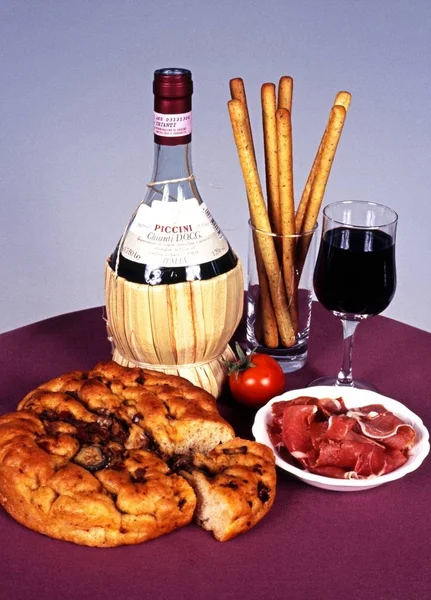 Chianti Wein und italienisches Brot mit Parmaschinken, Italien. — Stockfoto