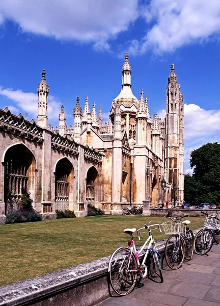 Entrada al Kings College en Kings Parade con bicicletas aparcadas en primer plano, Cambridge, Reino Unido . — Foto de Stock