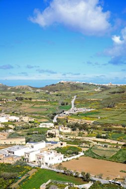 Marsalforn doğru seyir ve kırsal yilindan, Victoria, Gozo, Malta, Avrupa görmüş çevreleyen yükseltilmiş görünümü.