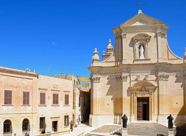 Elevated view of the Cathedral within the citadel with the Court of Justice building to the left hand side, Victoria, Gozo, Malta, Europe. — Stok fotoğraf