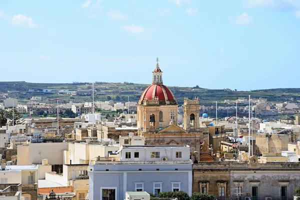 Vista hacia la ciudad y la iglesia parroquial del Corpus Cristi vista desde la ciudadela, Victoria, Gozo, Malta, Europa . — Foto de Stock