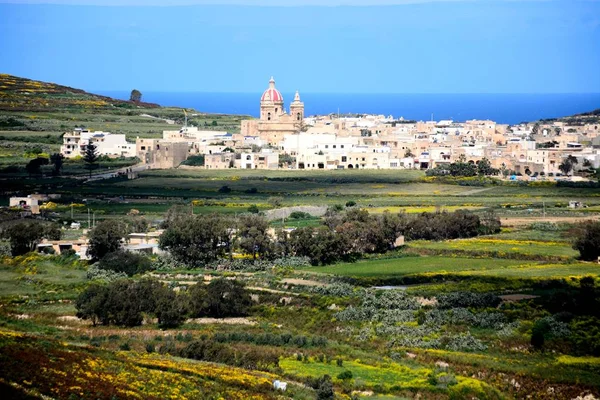 Verhoogde weergave van Ghasri met de Corpus Christi kerk in het centrum en omgeven door een landschap gezien vanuit de citadel, Victoria, Gozo, Malta, Europa. — Stockfoto