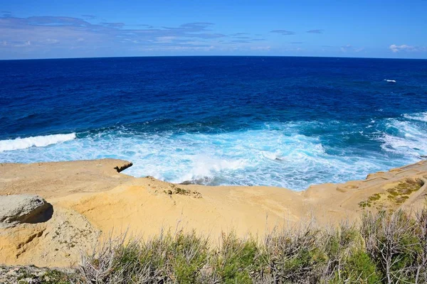 Панорамний вид на море і скелясті берегової лінії, редут, Marsalforn, Гозо, Мальта, Європа. — стокове фото