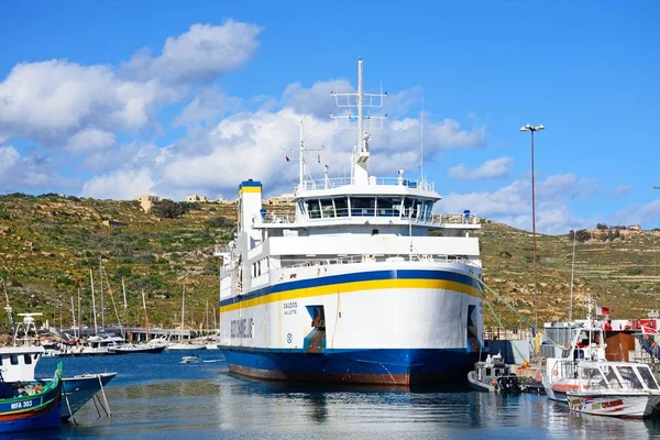 Barcos de pesca y el ferry Gozo amarrado en el puerto, Mgarr, Gozo, Malta, Europa . — Foto de Stock