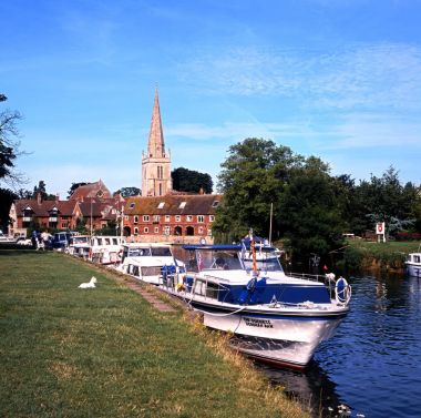 Görünüm St Helens kilise ile Thames Nehri ve zevk tekneler arka, Abingdon, İngiltere.