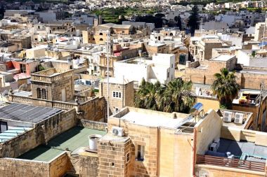 Yilindan Victoria, Gozo, Malta görülen şehir rooftops üzerinde göster.