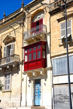 Dar Malta bina Cumhuriyeti Street, Victoria, Gozo boyunca kırmızı bir Balkonlu.