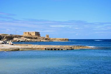 Il-Qolla-Badja batarya doğru engebeli kıyı şeridi boyunca profil Redoubt, Marsalforn, Gozo, Malta.