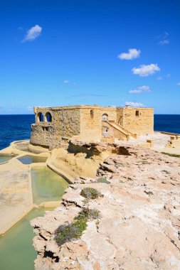 Il-Qolla-Badja batarya arka, Marsalforn, Gozo, Malta ile waterfront boyunca tuz tava.