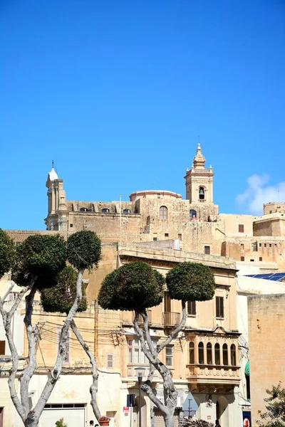 Uitzicht op de Citadel gezien vanaf het busstation in het havengebied, Victoria, Gozo, Malta. — Stockfoto